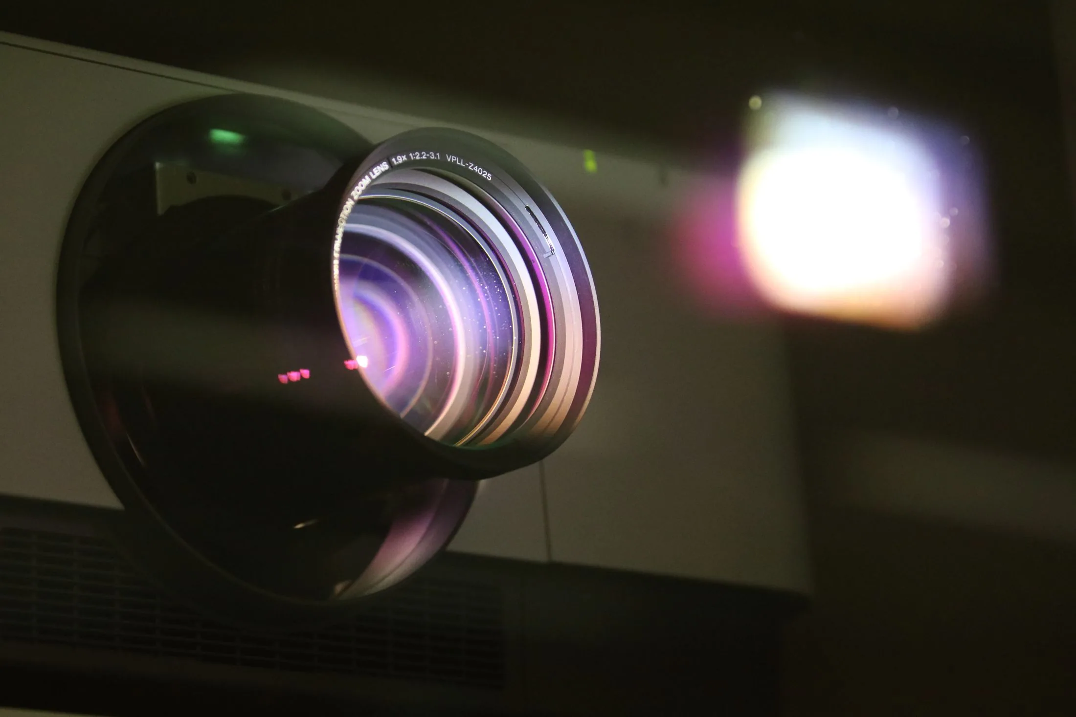 Objectif lumineux d'un vidéoprojecteur professionnel
