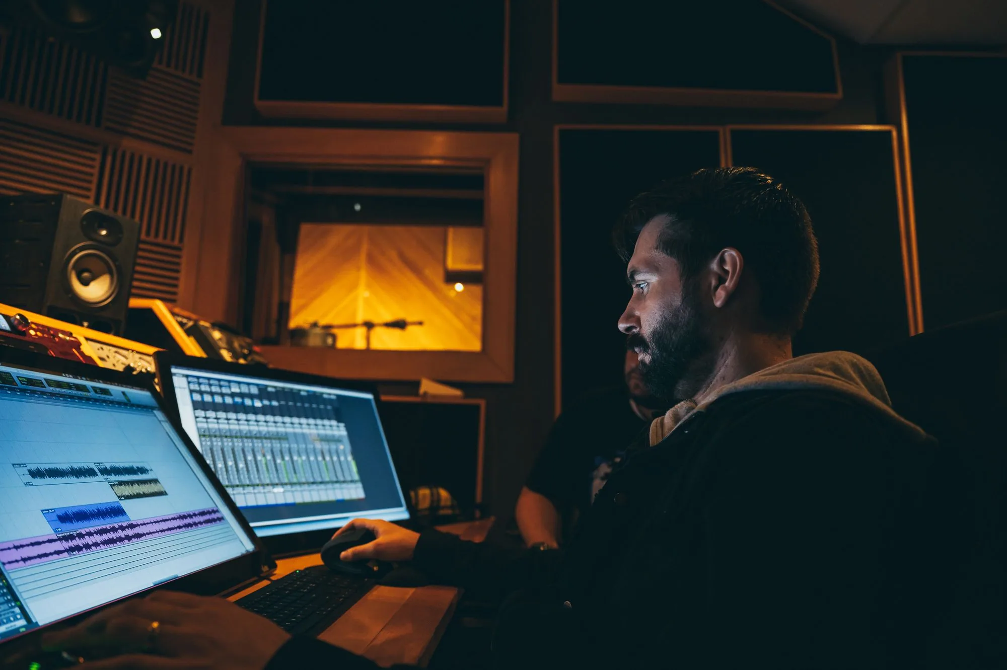 Ingénieur du son préparant une installation audio professionnelle